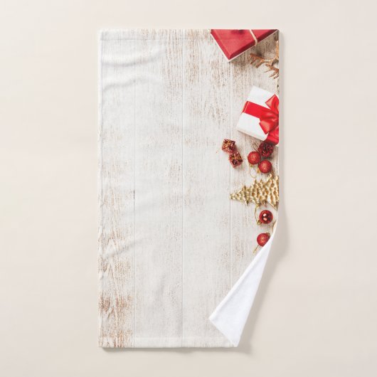 Met kerstmis behandelde items op een Rustige Woode Bad Handdoek (Handdoek)