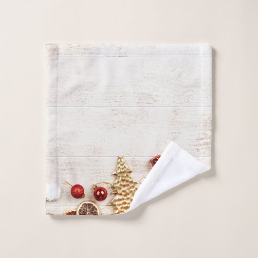 Met kerstmis behandelde items op een Rustige Woode Bad Handdoek (Wasdoekje)