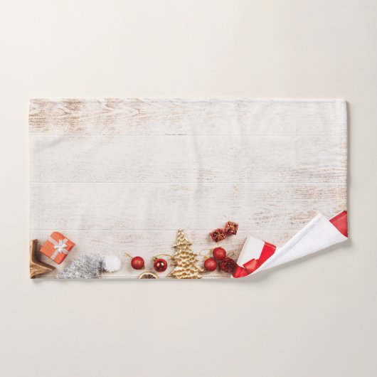 Met kerstmis behandelde items op een Rustige Woode Bad Handdoek (Handdoek)