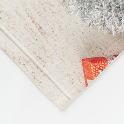 Met kerstmis behandelde items op een Rustige Woode Fleece Deken (Hoek)