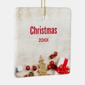 Met kerstmis behandelde items op een Rustige Woode Keramisch Ornament (Rechts)