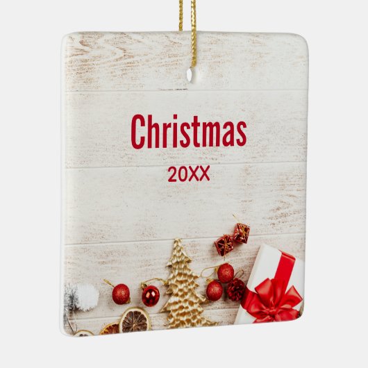 Met kerstmis behandelde items op een Rustige Woode Keramisch Ornament (Rechts)