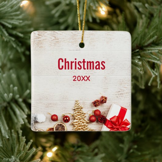 Met kerstmis behandelde items op een Rustige Woode Keramisch Ornament (Boom)