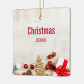 Met kerstmis behandelde items op een Rustige Woode Keramisch Ornament (Links)