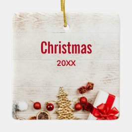 Met kerstmis behandelde items op een Rustige Woode Keramisch Ornament