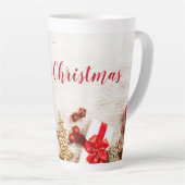 Met kerstmis behandelde items op een Rustige Woode Latte Mok (Rechterhoek)