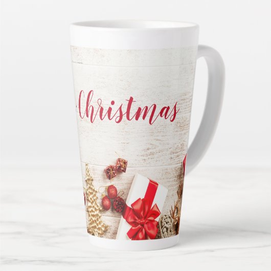 Met kerstmis behandelde items op een Rustige Woode Latte Mok (Rechterhoek)