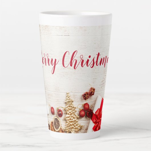 Met kerstmis behandelde items op een Rustige Woode Latte Mok (Voorkant)