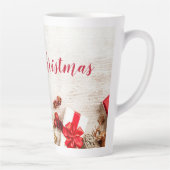Met kerstmis behandelde items op een Rustige Woode Latte Mok (Rechts)