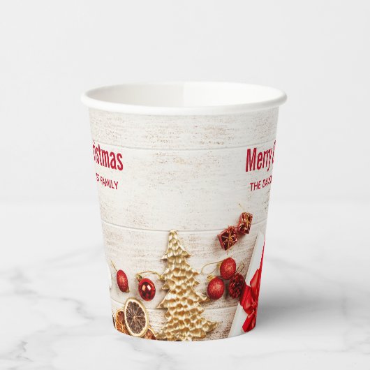 Met kerstmis behandelde items op een Rustige Woode Papieren Bekers (Links)