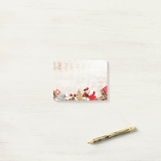 Met kerstmis behandelde items op een Rustige Woode Post-it® Notes (Op bureau)
