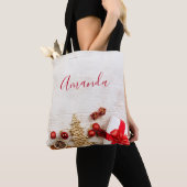 Met kerstmis behandelde items op een Rustige Woode Tote Bag (Dichtbij)