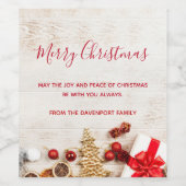Met kerstmis behandelde items op een Rustige Woode Wijn Etiket (Enkel label)