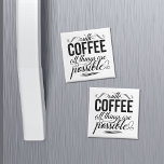 Met koffie is alles mogelijk magneet<br><div class="desc">Met een kopje grap en een leuke herinnering dat met koffie alles mogelijk is. Magnet kenmerkt het citaat in zwarte en witte gemengde typografiestijlen.</div>