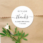 Met liefde bruiloft dank u ronde sticker<br><div class="desc">Chic dank u sticker voor uw bruiloft receptie gunsten en bedankkaarten met "Met liefde   Bedankt" in eenvoudige moderne typografie en een elegant script met swashes,  uw voornamen samengevoegd door een hart en uw bruiloft datum.</div>