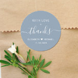 Met liefde en Bedankt Dusty Blue Wedding Dank u Ronde Sticker<br><div class="desc">Chique stoffige blauw dank u sticker voor uw huwelijksreceptie gunsten en bedankkaarten met "Met liefde   Bedankt" in eenvoudige witte typografie en een elegant wit script met swashes,  uw voornamen samengevoegd door een hart en uw bruiloft datum.</div>