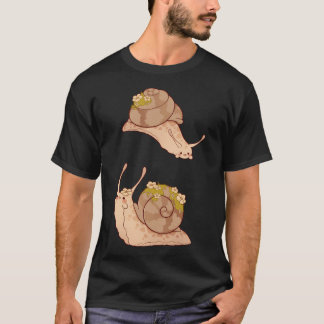 Met mos en bloemen bedekte slakken t-shirt