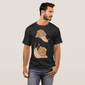Met mos en bloemen bedekte slakken t-shirt (Voorkant volledig)