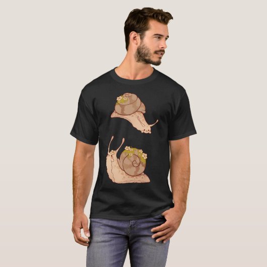 Met mos en bloemen bedekte slakken t-shirt (Voorkant volledig)