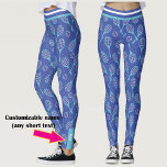 Met naam 💙 blauwtennis 🎾 patroon leggings<br><div class="desc">NIEUW! Kute,  Geweldige,  unieke blauwe en witte tennispatronen met een mix van tennisrackets en tennisballen op een donkerblauwe achtergrond.  naam op de onderkant,  linkerbeen</div>