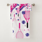 Met naam en initiaal, roze en paarse tennisrackets bad handdoek (Insitu)