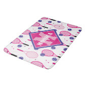 Met naam en initiaal, roze en paarse tennisrackets badmat (Gekanteld)