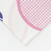 Met naam en initiaal, roze en paarse tennisrackets fleece deken (Hoek)