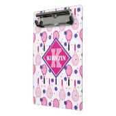 Met naam en initiaal, roze en paarse tennisrackets mini klembord (Angled2)