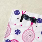 Met naam en initiaal, roze en paarse tennisrackets strandlaken (In situ)