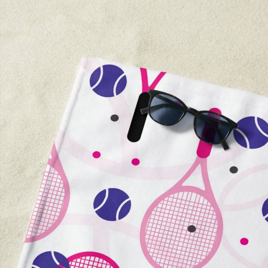 Met naam en initiaal, roze en paarse tennisrackets strandlaken (In situ)