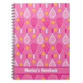 Met naam Roze en wit tennisracketpatroon Notitieboek (Voorkant)