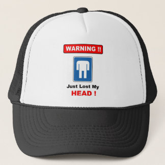 met opgeheven hoofd trucker pet