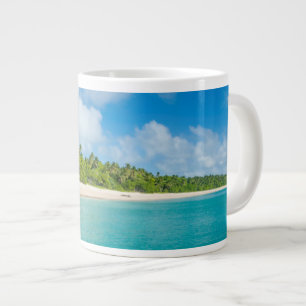 Met palmbomen omzoomd strand, Tonga Grote Koffiekop