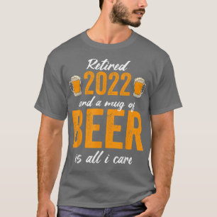 Met pensioen 2022 En een mok bier is alles waar ik T-shirt