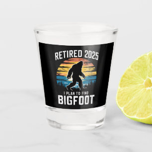 Met Pensioen 2025 Ik Ga Bigfoot Vinden Pensioen Shot Glas