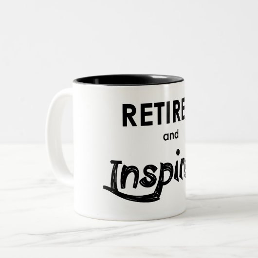 Met Pensioen en Geïnspireerd Tweekleurige Koffiemok (Voorkant links)