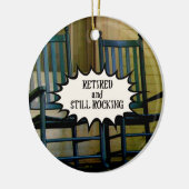 Met pensioen en nog steeds aan het rocken aangepas keramisch ornament (Links)