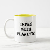 Met pinda's tweekleurige koffiemok (Links)