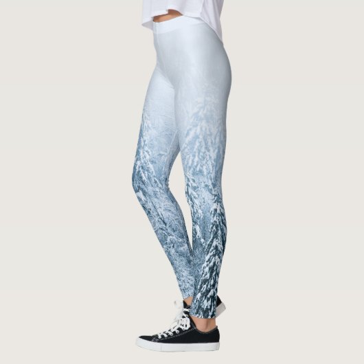 Met sneeuw bedekt bos met beukenspar in mist leggings (Links)