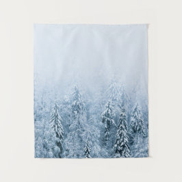 Met sneeuw bedekt bos met beukenspar in mist wandkleed