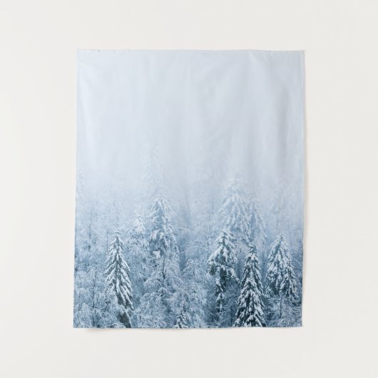 Met sneeuw bedekt bos met beukenspar in mist wandkleed (Voorkant)