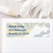 Met sneeuw bedekte bergbeklimmen en soonbarstadres etiket (Insitu)