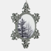 Met sneeuw bedekte bomen: verticaal tin sneeuwvlok ornament (Links)