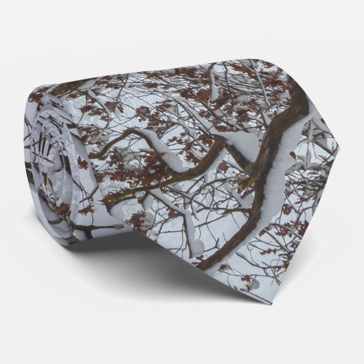 Met sneeuw bedekte boom in de winter stropdas (Opgerold)