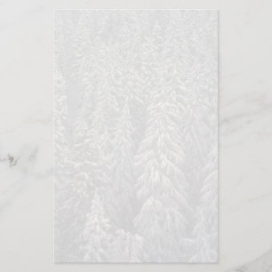 Met sneeuw bedekte dennenbomen briefpapier