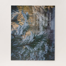 Met sneeuw bedekte dennenboom in het winterbos legpuzzel