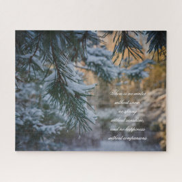Met sneeuw bedekte dennenboom in het winterbos legpuzzel