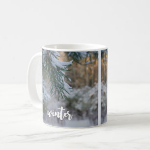 Met sneeuw bedekte grenentakken koffiemok