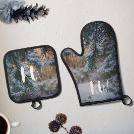 Met sneeuw bedekte grenentakken ovenwant & pannenlap set