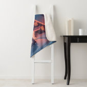 Met sneeuw bedekte huizen met kerstverlichting sherpa deken (In situ)